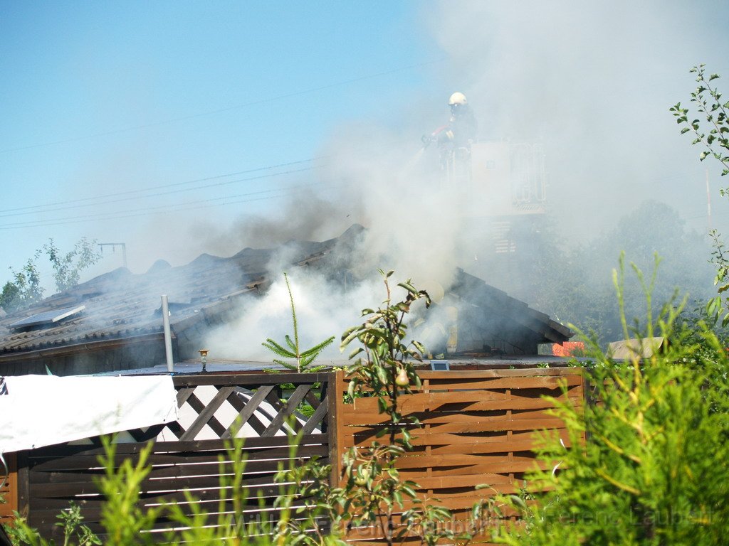 Gartenlaube in Vollbrand Koeln Poll Im Gremberger Waeldchen P194.JPG